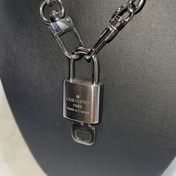 LV #308 AUTHENTIC Silver Lock & Key #308 with dustbag and Unbranded chain - Picture 5 of 12